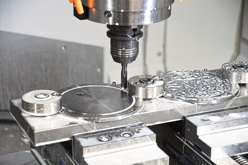 Beim Flachbohren in 1.4112 und 1.3343 wurde mit dem ADF bei unterschiedlich stark unterbrochenen Schnitten eine Positionsgenauigkeit von ± 0,02 mm prozesssicher eingehalten.(Bild:  OSG)