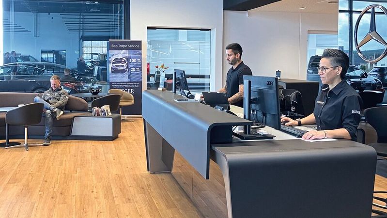Der Counter im Autohaus Rieger ist die zentrale Stelle für alle Zahlungsaktivitäten. Die Mitarbeiter sind auf alle Fragen rund um Zahlungsmodalitäten vorbereitet.(Bild:  VCG - Lulei)