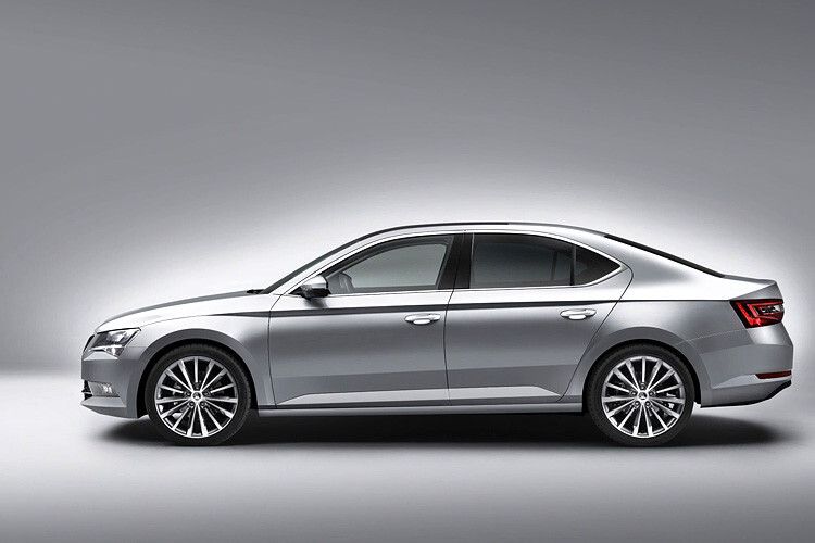 Optisch hat sich der Superb vom Octavia-Design emanzipiert, aus der Seitenansicht spricht laut Skoda-Offiziellen „dynamische Eleganz“. (Foto: Skoda)
