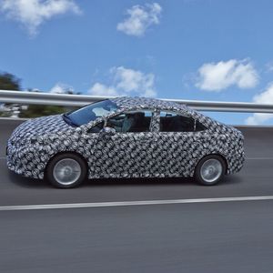2015 soll die Serienproduktion des Toyota FCV (hier getarnt auf dem Testtrack) starten.