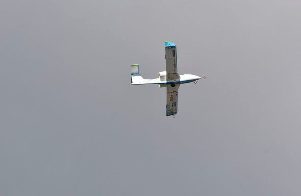 Im französischen Bordeaux absolvierte der elektrisch angetriebene E-Fan 2.0 seinen ersten öffentlichen Flug. Für Airbus ist das Trainingsflugzeug der Anfang der Elektroflugzeug-Entwicklung. (Bild: Airbus)