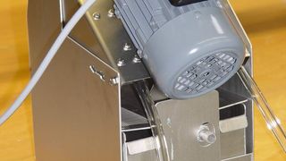 Bild 1: Der neue Ölskimmer 1U mit eingebautem Ölabscheider reduziert den Kühlschmierstoffanteil in dem abgeschöpften Fremdöl deutlich, betont der Hersteller.  Bilder: Friess (Archiv: Vogel Business Media)