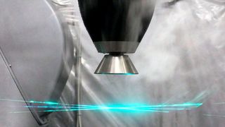 Die elektrostatisch unterstützte Spritzlackierung gibt es schon seit rund 80 Jahren. Doch wie genau der Prozess abläuft, stand bisher in den Sternen. Per neuartiger Simulation ist es Forschern nun gelungen, den Effekten ihre Geheimnisse zu entlocken. Das bringt Vorteile ... (Bild: Fraunhofer IPA)