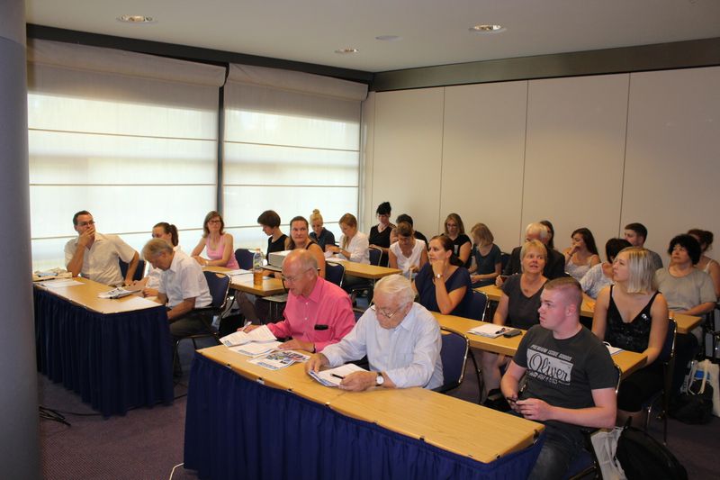 Impressionen der Lab-Supply Dresden vom 28. August 2019  Im Internationalen Congress Center des Maritim Hotels Dresden fanden sich zahlreiche Besucher ein, um mit den Ausstellern von Labortechnik und Verbrauchsmaterial ins Gespräch zu kommen. Impressionen vom Messetag sowie einige Besucherstimmen finden Sie in dieser Bildergalerie. Die nächste Lab-Supply ist am 25. September 2019 in Münster. Weitere Infos zu den kommenden Lab-Supply-Messen finden Sie auf www.lab-supply.info.   Lese-Empfehlung: Nachbericht zum erfolgreichen Auftakt der Lab-Supply in Wien. (Bild: LABORPRAXIS, C. Lüttmann)