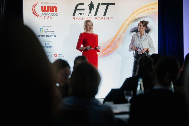 Herzlich willkommen auf dem FIT-Kongress 2025 in Augsburg! Eva Kanzler (Director, Vogel IT-Akademie) und Katharina Rimkus (Projektmanager des FIT-Kongress) begrüßten die Frauen aus der IT, dem eGovernment- und eHealth-Bereich! (Bild: Manuel Emme Fotografie)