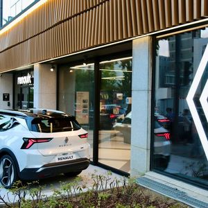 Eintritt in den Showroom erhalten Kunden via QR-Code, die Beratung übernimmt ein Chatbot.(Bild:  Renault)