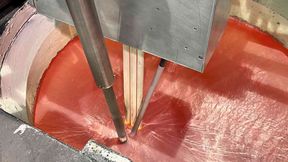 Aufwand gespart! Am Fraunhofer IZFP in Saarbrücken weiß man, wie man unerwünschte Einschlüsse schon in geschmolzenem Aluminium aufspüren kann. Hier verraten die Forscher, wie sie das machen ... (Bild: Fraunhofer IFZP / U. Bellhäuser)