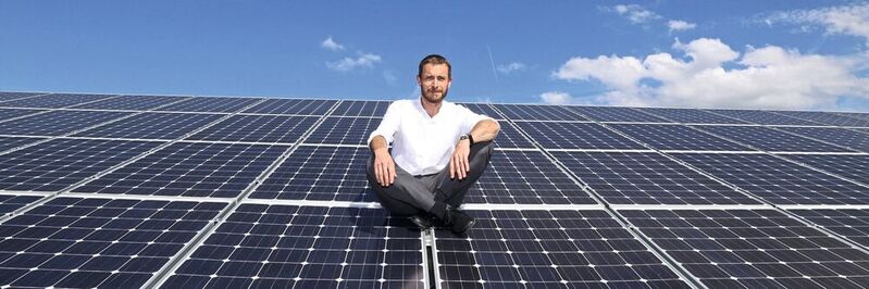 Les panneaux solaires installés sur le toit de l'entreprise permettent par beau temps de faire fonctionner plus de 20 machines.