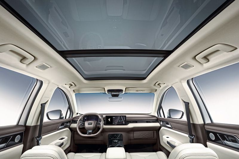 Innen bietet der U5 den Passagieren viel Platz bei einem Radstand von 2,79 Metern. (Aiways)