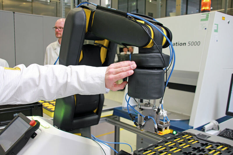 In der Produktion von Pilz befindet sich diese mit Pilz-Sicherheitstechnik ausgerüstete Mensch-Roboter-Kollaboration zur Gehäusebeschriftung im Testbetrieb. (Reinhold Schäfer)