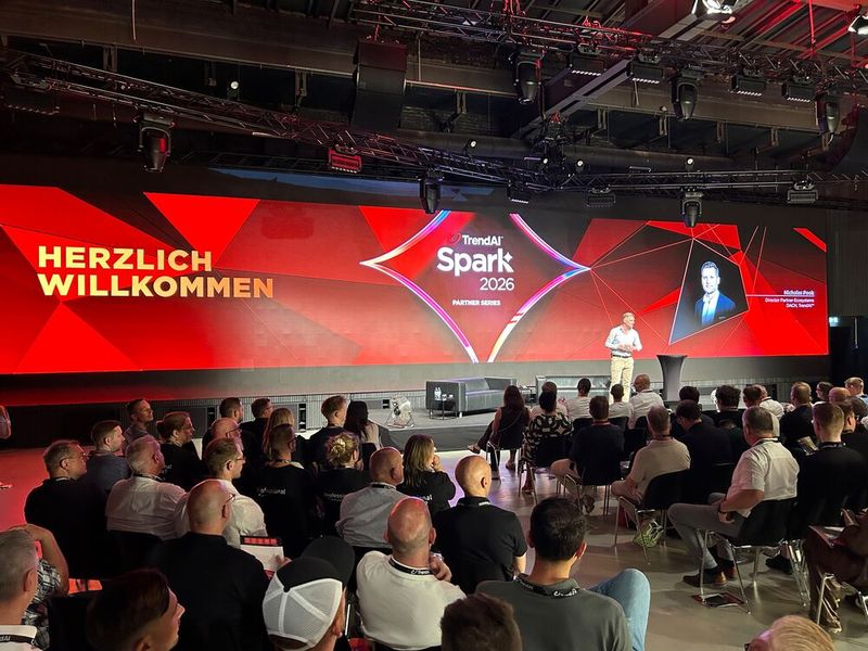 Trotz sommerlicher Temperaturen kamen etwa 150 Gäste in die Alte Münze nach Berlin, wo der erste Partner Summit unter der neuen Marke „TrendAI“ stattfand. Durch den Tag führte Nicholas Pook, Director Partner Ecoystems DACH bei TrendAI. (Bild: Trend Micro)