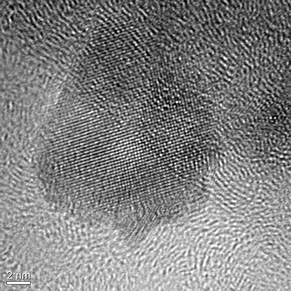 Transmissionselektronenmikroskopie-Bilder der Carbon Nanotubes nach der Ätzung. Die Einbettung der Eisennanopartikel in die Oberfläche der Röhre ist deutlich sichtbar. (Bild: RUB)