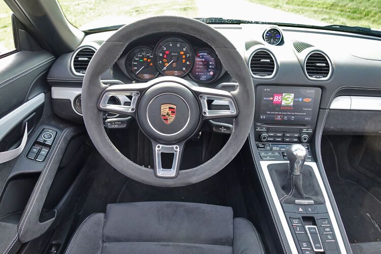 Im Inneren des 718 Spyder geht es edel zu: Leder, Alcantara, gebürstetes Aluminium, dezente weißlackierte Zierteile außen. Den Spyder gibt es übrigens ausschließlich mit einer Handschaltung. (Bild: Schreiner/»kfz-betrieb«)