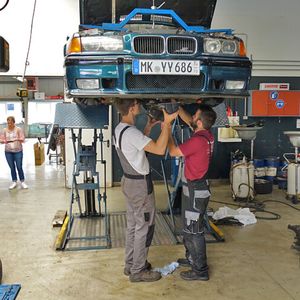 Neben den regulären Servicearbeiten kümmert sich das Team auch ...(Bild:  Schreiner/»kfz-betrieb«)