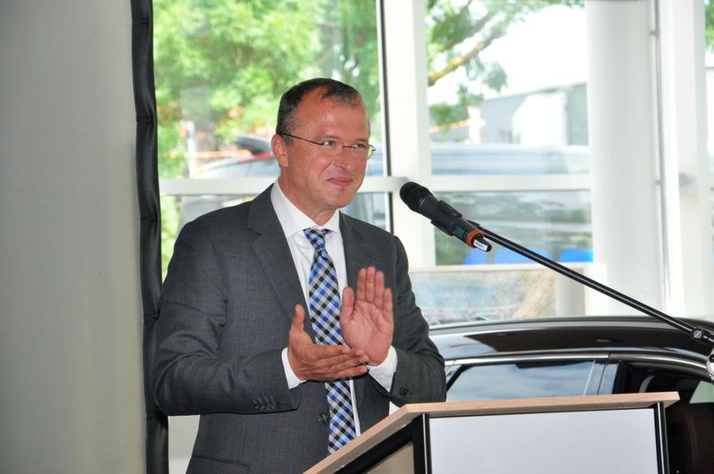 Glückwünsche und Beifall gab es von AVAG-Vertriebsvorstand Ulf Pfeiffer. „Wir wollen langfristig mit Hyundai zusammenarbeiten und den Wachstumskurs des Herstellers begleiten.“ (Wehner / »kfz-betrieb«)