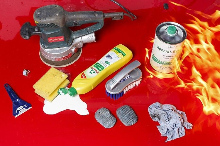 Und so geht es richtig: Zunächst gehört zur Lackpflege eine intensive Autowäsche, die schonend aufgetragen und mit Wasser abgespült wird. Zum Schutz des Lacks gibt es Hartwachspolituren, die eine unsichtbare Schutzschicht auf den Lack legen und ihn somit vor Umwelteinflüssen schützen und dafür sorgen, dass Dreck weniger stark haften bleibt. (Foto: Nigrin)