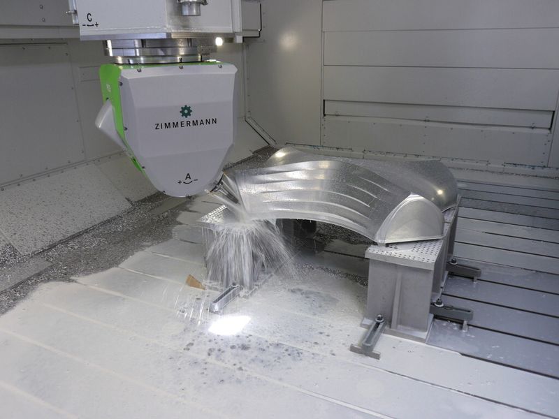 Bild 1: Die Portalfräsmaschine FZ 33 von Zimmermann bei der Fünf-Seiten-Bearbeitung eines konturierten, komplexen Werkstückes. (Bild: Zimmermann)