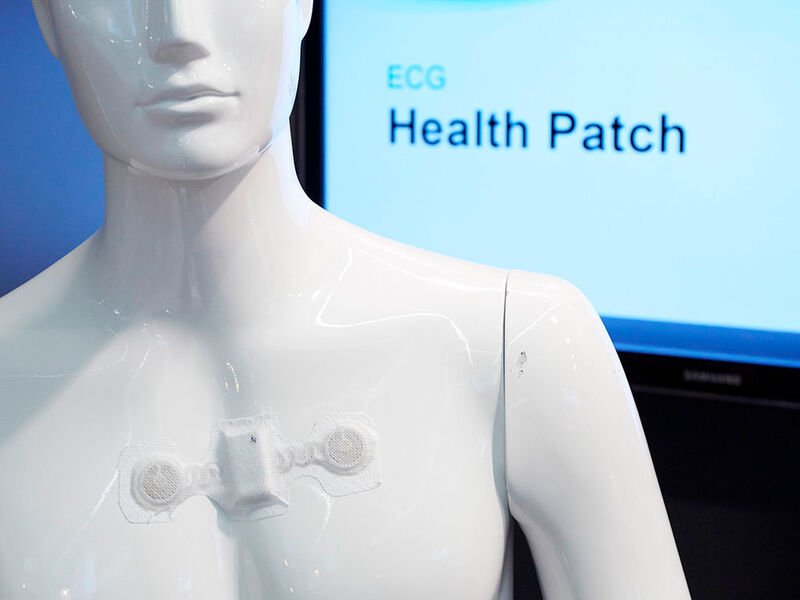 Gedruckte Elektronik ermöglicht das Monitoring von Vitalfunktionen über Sensoren, die direkt auf der Haut getragen werden können. (OE-A)