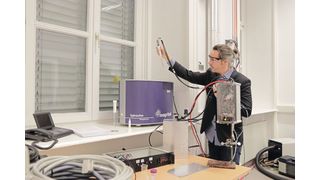 „Um funktionelle Materialien und Ersatzwerkstoffe effizient zu designen, gibt es keine bessere Inspiration als die Natur, liefert sie doch die evolutionäre erprobten Konzepte“, sagt Dennis Kurzbach vom Institut für Biologische Chemie. (Bild: Salme Taha Ali Mohamed)