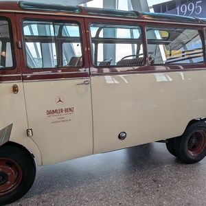Ab 1956 bot Daimler-Benz auch kleinere Busmodelle an, die konstruktiv mit den ab 1955 gebauten Mercedes-Benz-Transportern L 319 zusammen entstanden waren. Konsequenterweise erhielten die teilweise für damalige Verhältnisse bereits recht komfortabel ausgestatteten Kleinbusse den Namen O 319, nachdem bereits seit den 1930er Jahren die meisten und seit 1945 alle Busse den Kennbuchstaben „O“ für Omnibus am Anfang der Modellbezeichnung trugen. Wie die Transporter waren auch die Kleinbusse wahlweise mit Diesel- oder Otto-Motoren im Angebot. Die Palette begann beim für ein Fahrzeug dieser Größe schon damals recht schwachen Dieselmotor mit 43 PS (32 kW), der Ottomotor lieferte zunächst 65 PS (48 kW). Bis zum Ende der Fertigung stiegen die Motorleistungen auf 55 (40) beim Diesel- bzw. 80 PS (59 kW) beim Ottomotor. Der O 319 blieb bis 1967 im Programm, als auch bei den Transportern ein Generationswechsel erfolgte.(Bild:  Dominsky – VCG)
