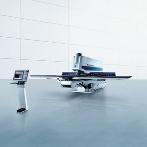 Bild 1: Die Stanzmaschine Trupunch 3000 zeigt, dass sich auch scheinbar ausgereifte Maschinenkonzepte mit dezentraler Antriebs- und aktueller Steuerungstechnik effizienter gestalten lassen.