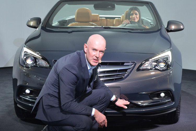Cascada-Außendesign-Chef Andrew Dyson erklärt die Details zum neuen offenen Opel. (Foto: Rehberg)