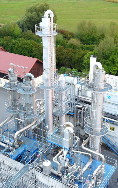 Dank der beiden neuen Destillationskolonnen hat sich die Bandbreite an Stoffen, die destilliert werden kann, deutlich vergrößert. (Richard Geiss)