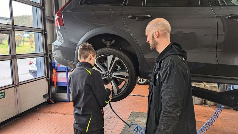 Wer Kindern und Jugendlichen die Möglichkeit gibt, aktiv in der Werkstatt mitzuarbeiten, der erhöht seine Chancen auf engagierte Lehrlinge.(Bild:  Rosenow – VCG)