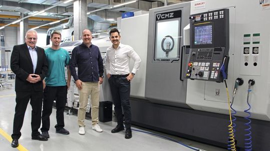 De gauche à droite : Thomas Haller (directeur des ventes, Eichenberger Gewinde AG), Thomas Michler (COO, Eichenberger Gewinde AG), Stefan Appenzeller (CEO, Josef Binkert AG) et Timo Graf (directeur des ventes machines, Josef Binkert AG) devant l'une des quatre CMZ TTL 66.(Source : Josef Binkert AG)