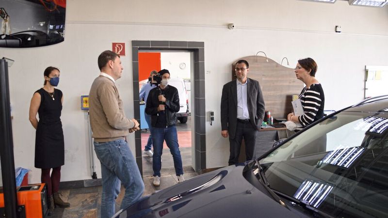 Die Mehrmarkenwerkstatt Restemeier in Osnabrück entwickelt zusammen mit einem lokalen Start-up, an dem Geschäftsführer Maximilian Stein beteiligt ist, Lösungen auf Basis künstlicher Intelligenz für das eigene Unternehmen, aber auch für andere Betriebe. (Bild: Achter/»kfz-betrieb«)