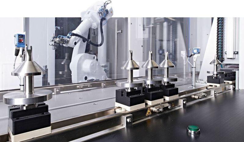 Den Prozess im Visier: Bei IMSTec entstehen unter anderem automatisierte Fertigungslinien wie diese Anlage mit einem individuell angepassten Robotergreifer zum sicheren Transport von medizintechnischen Komponenten und Produkten. (IMSTec)