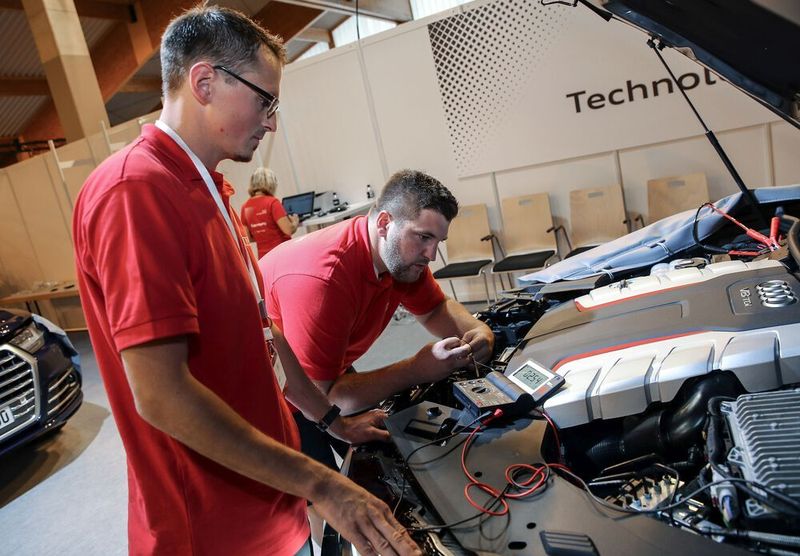 Sie mussten ihr technisches Know-how an verschiedenen Stationen unter Beweis stellen. (Audi)