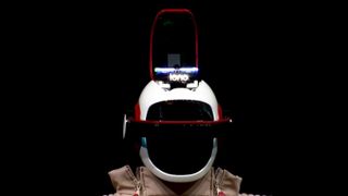 Im Kopf des humanoiden Roboters Workmate des österreichischen Unternehmens Iono Robotics befindet sich eine Drohne, die das Blickfeld des Roboters erweitert. (Bild: Iono Robotics)