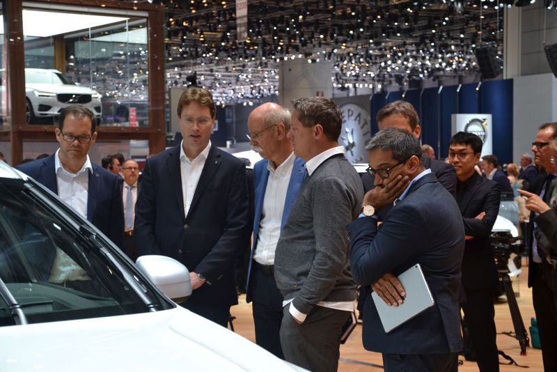 Traditionell ist in Genf viel Auto-Prominenz vertreten. Daimler-Chef Dieter Zetsche schaute sich unter anderem mit seinem Vorstandskollegen Ola Källenius auch bei der Konkurrenz um – auf dem Volvo-Stand nahm er den neuen XC 60 in Augenschein.  (Mauritz/»kfz-betrieb«)