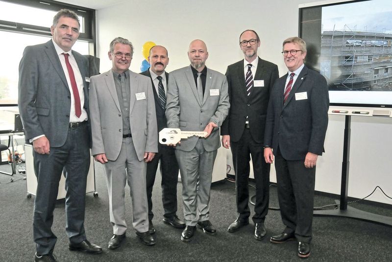 Den Schlüssel in der Hand: (v.li.) Martin Rumpff (Geschäftsführer der Innung Hamburg), Jochen Fölster (stellv. OM), Dursun Turan (Vorstandsmitglied), Martin Krohn (Obermeister), Tim Jahnke (Lehrlingswart), John-Henry Schlüter (Vorstandsmitglied). (Bild: Zietz/»kfz-betrieb«)