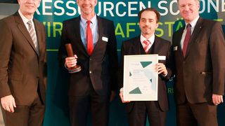 Dörken MKS-Systeme GmbH & Co. KG, Herdecke - Gewinner des Effizienz-Preis NRW 2015 (v.l.n.r): NRW Umweltminister Johannes Remmel; Dr. Gerhard Reusmann, Geschäftsführer der Dörken MKS-Systeme GmbH & Co. KG, Herdecke; Dr. Marcel Roth, Leiter F&E der Dörken MKS-Systeme GmbH & Co. KG, Herdecke; Dr. Peter Jahns, Leiter der Effizienz-Agentur NRW, Duisburg (Bild: Effizienz-Agentur NRW)