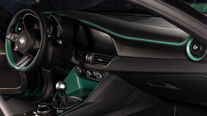 Innen gibt es diverse in Außenfarbe lackierte Applikationen. (Bild: Zagato)