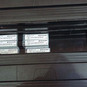 Mit Hilfe eines Barcode-Scanners lagert Schunk fertige Produkte in den Werkzeugschrank ein, wie zum Beispiel diese kleinen Eckenradiusfräser für die Hartbearbeitung bis 65 HRC.(Bild:  Ingersoll)