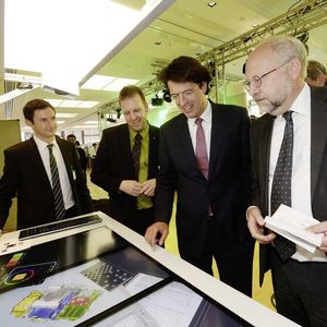 Keine Kabel, kein Papier - dafür ein riesiger, in den Schreibtisch integrierter, Touchscreen: so sieht der Arbeitsplatz der Zukunft aus. Von links: Nikolay Dreharov und Achim Pross (beide Fraunhofer-Institut) zeigten Klaus Rosenfeld, Vorstandsvorsitzender der Schaeffler AG, und Dr. Heinrich Schäperkötter, Leiter Innovationsstrategie, Innovationsmanagement und Forschungsförderung, was technisch alles möglich ist.