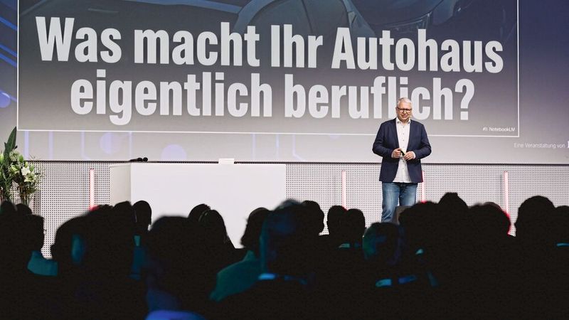 Zukunftsforscher Michael Carl erläuterte, was passiert, wenn mittelständische Unternehmen den KI-Trend verpassen. (Bild: Stefan Bausewein)