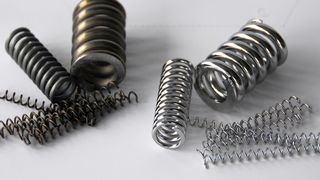 Bild 1: Risskeime im Oberflächenbereich von Federn (links) führen häufig zu Ermüdungsbrüchen. Wird die Oberflächenschicht entfernt, ist die Bruchgefahr reduziert. (Bild: Poligrat)