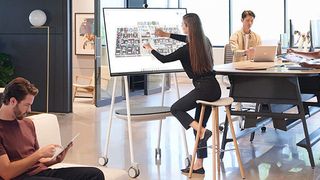 Der Surface Hub 2S misst 50 Zoll in der Diagonale und stellt die 4K-Auflösung dar. Er ist mit Stift und Kamera ausgestattet. So kann das Gerät als digitales Whiteboard, Meeting- und Kollaborations-Tool verwendet werden. (Microsoft)