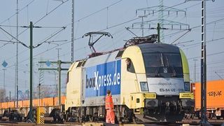 Die über Hamburg gerouteten Import- und Exportverkehre können mit zunächst drei Abfahrten pro Woche und Richtung im Nachtsprung transportiert werden. Bild: Hafen Hamburg (Archiv: Vogel Business Media)