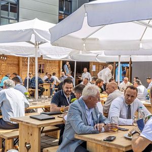 Besucher aus rund 300 Unternehmen setzten Fachgespräche gern im Fameta-Biergarten fort.(Bild:  CNC Outlet Center)