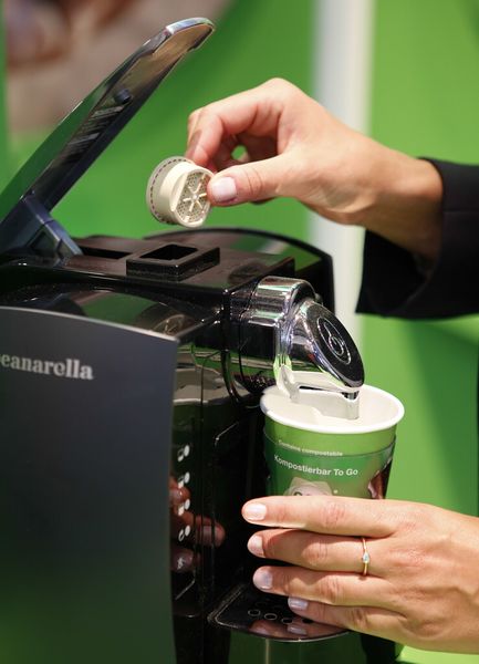 Kompostierbare Kaffekapseln «made in Switzerland» auf der «K 2013». (Bild: BASF)