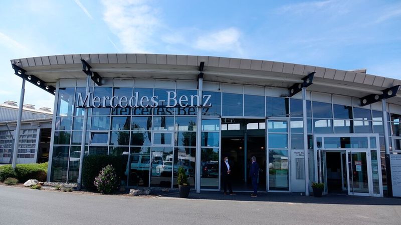 Der Standort Rosbach der Senger-Gruppe ist auf den Nutzfahrzeugservice spezialisiert und betreut die Marken Mercedes-Benz Transporter und Lkw, Iveco und Fuso. (Bild: Rosenow/»kfz-betrieb«)