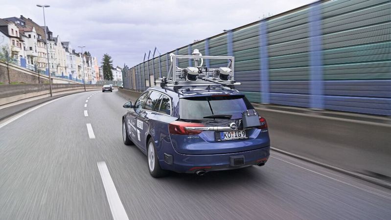 Mit dem Versuchsfahrzeug zeichneten die Projektpartner des Projektes „KISSaF“ knapp 800 Terabyte Daten auf.(Bild:  ZF Group)