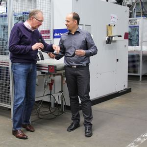 Michael Daigler, Geschäftsführer der Daigler Kunststofftechnik (rechts im Bild), erklärt Manfred Nerz, vom Wittmann-Battenfeld-Vertrieb, das mithilfe der Macropower hergestellte Teil.