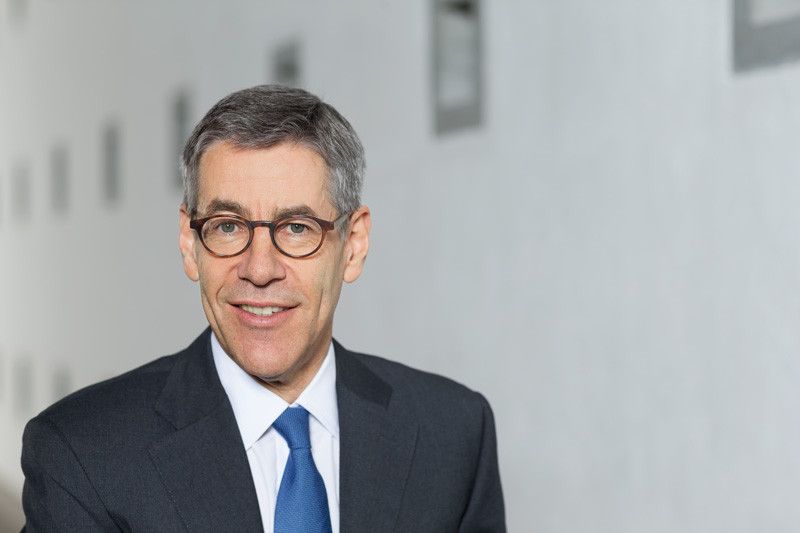 „Wir sind davon überzeugt, dass die Veräußerung an Shofu der richtige Schritt für die langfristige Entwicklung und Expansion von Merz Dental ist. Der Verkauf ist auch Ausdruck einer klaren Fokussierung unserer Aktivitäten auf die Bereiche Ästhetik, Neurotoxine und regionale Produkte“, sagt Philip Burchard, CEO von Merz Pharma, im Januar 2015. (Merz)