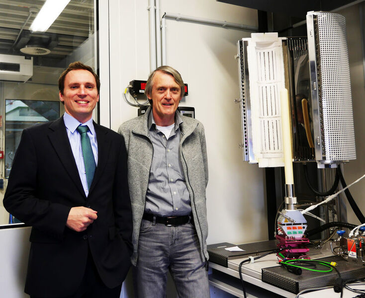 L.G.J. de Haart und Severin Foit vor einem Teststand für Hochtemperaturfestoxidzellen. (Forschungszentrum Jülich / Regine Panknin)